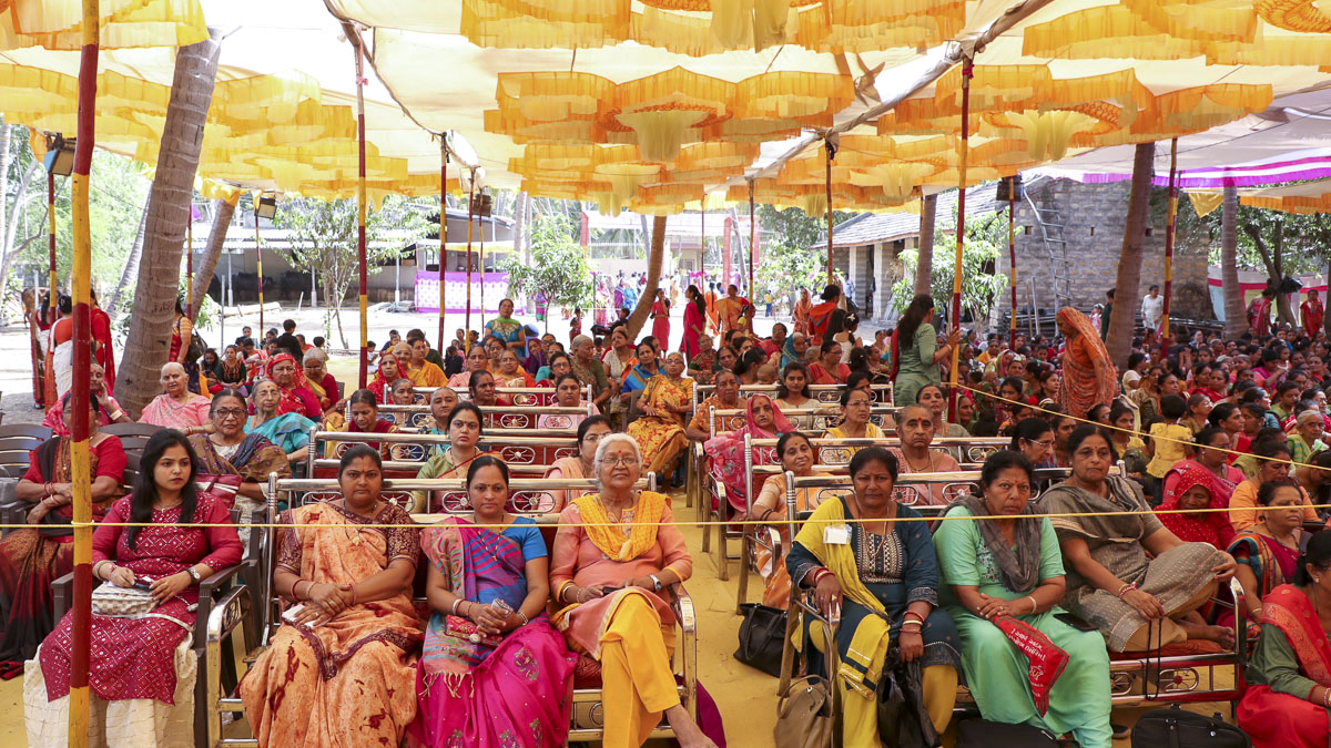 Devotees during the assembly