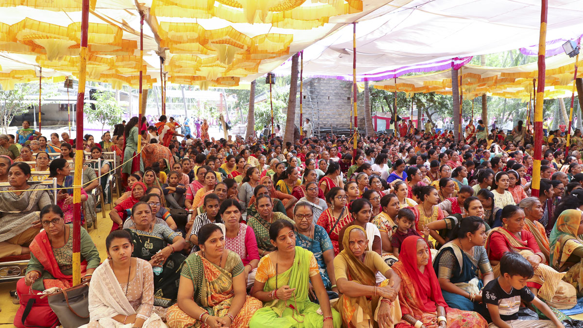 Devotees during the assembly