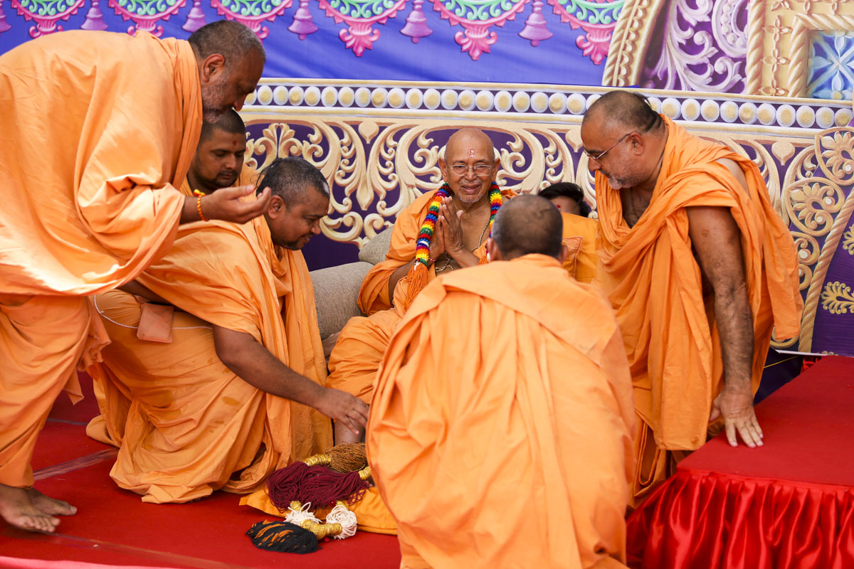 Sadhus honor Pujya Tyagvallabh Swami with a garland