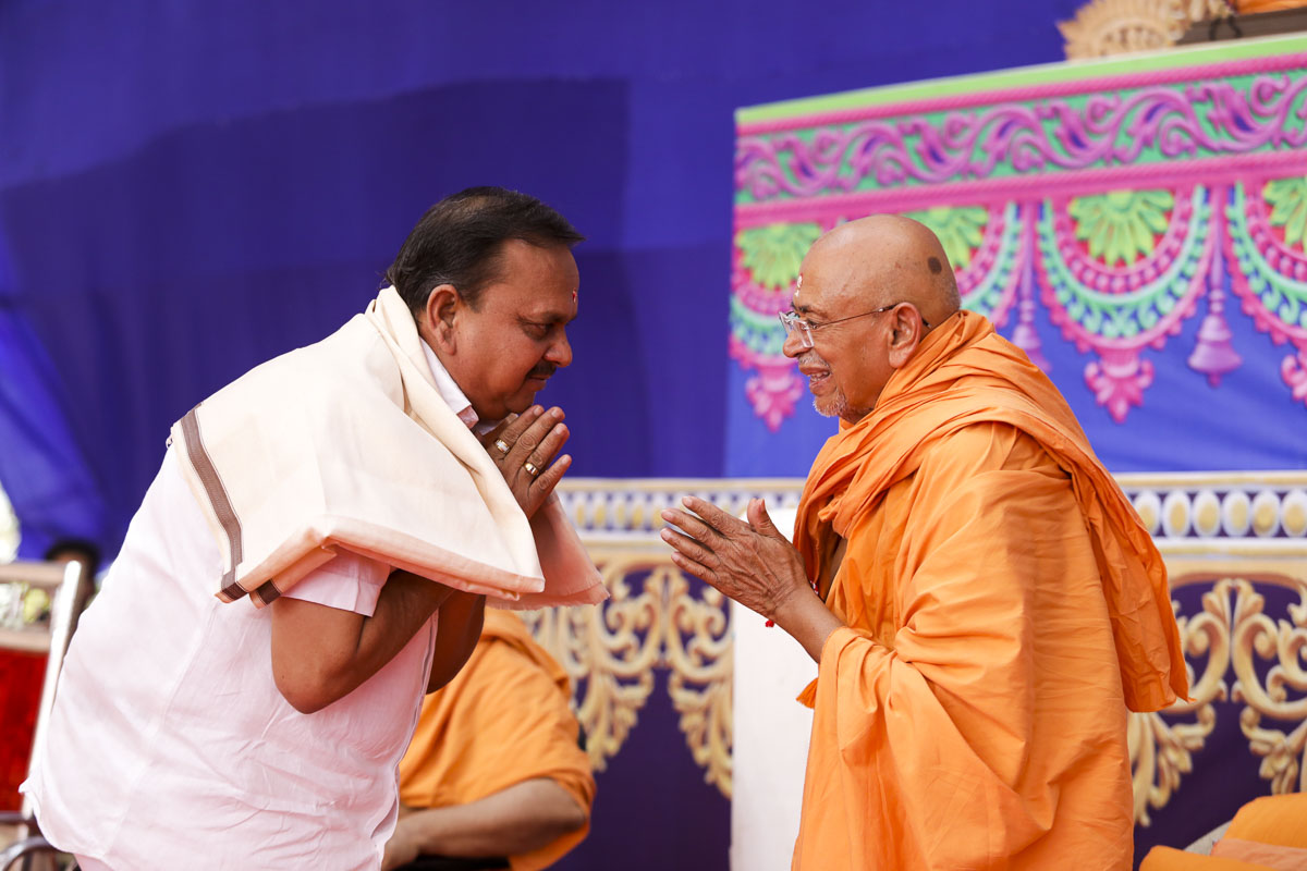 Pujya Tyagvallabh Swami honors an invited guest