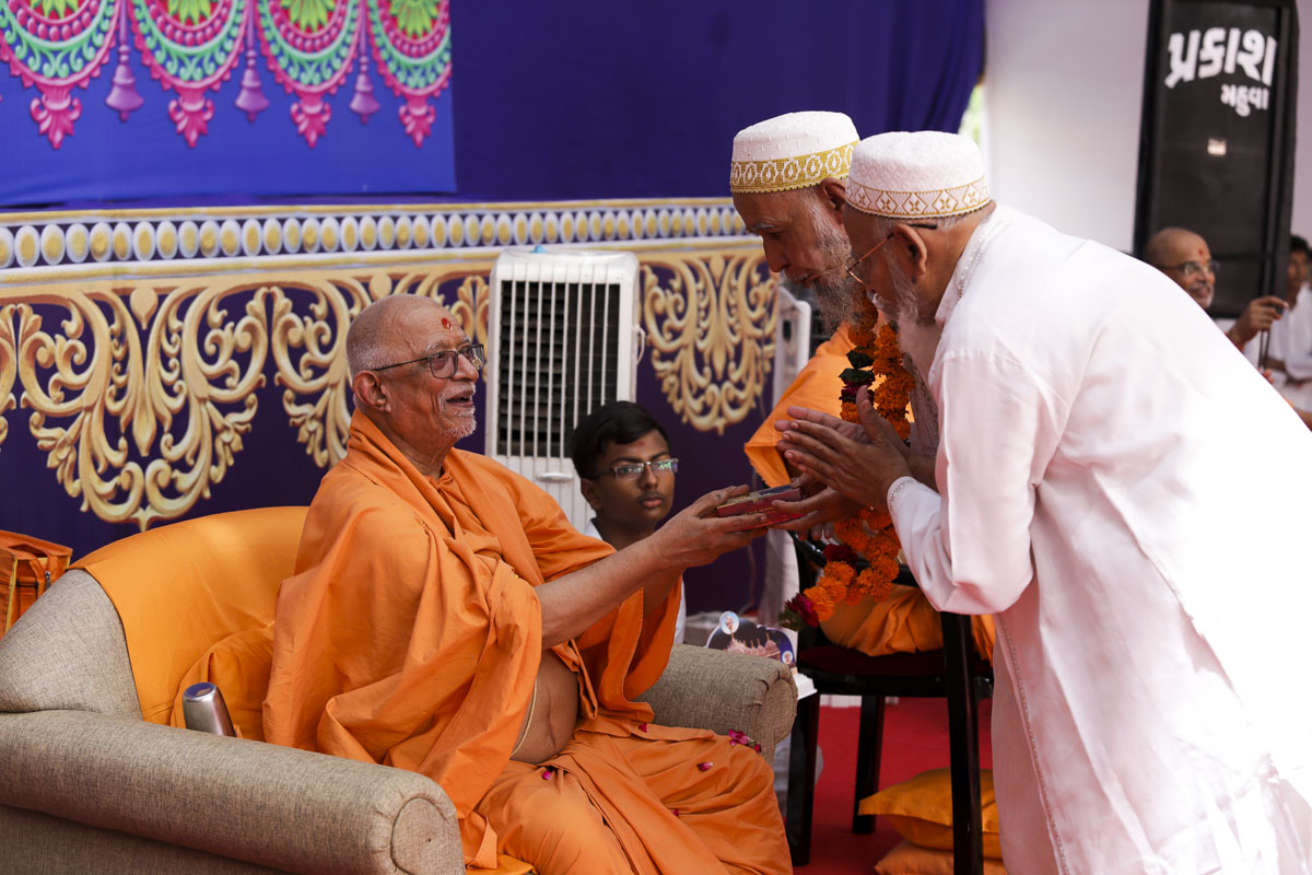 Pujya Doctor Swami greets well-wishers