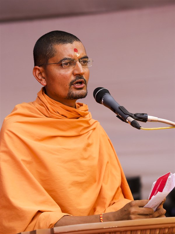 Vinamramuni Swami addresses the assembly