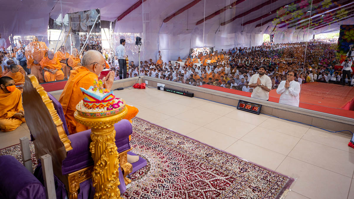 Shri Dilipbhai Joshi doing darshan of Swamishri