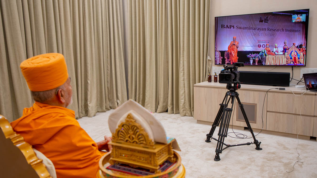 Swamishri during the inaugural assembly of the BAPS Swaminarayan Research Institute, UK & Europe, via video conference