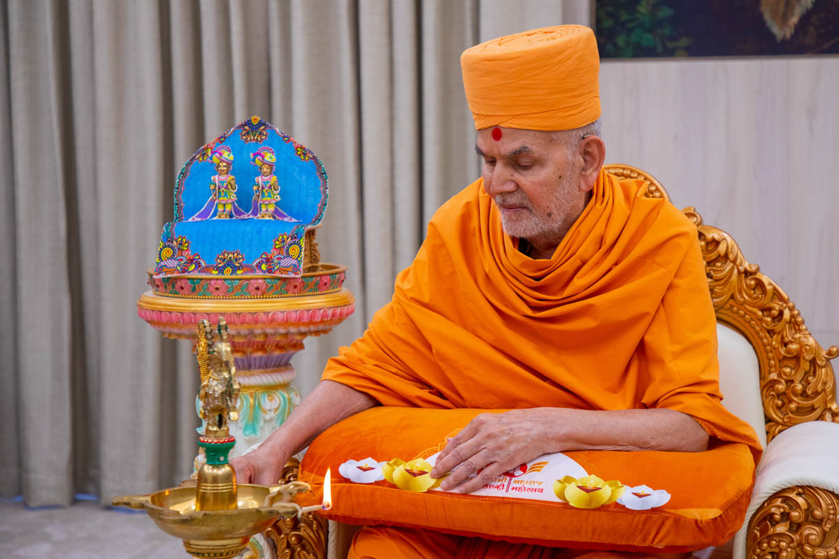 Swamishri lights the inaugural lamp for the BAPS Swaminarayan Research Institute, UK & Europe