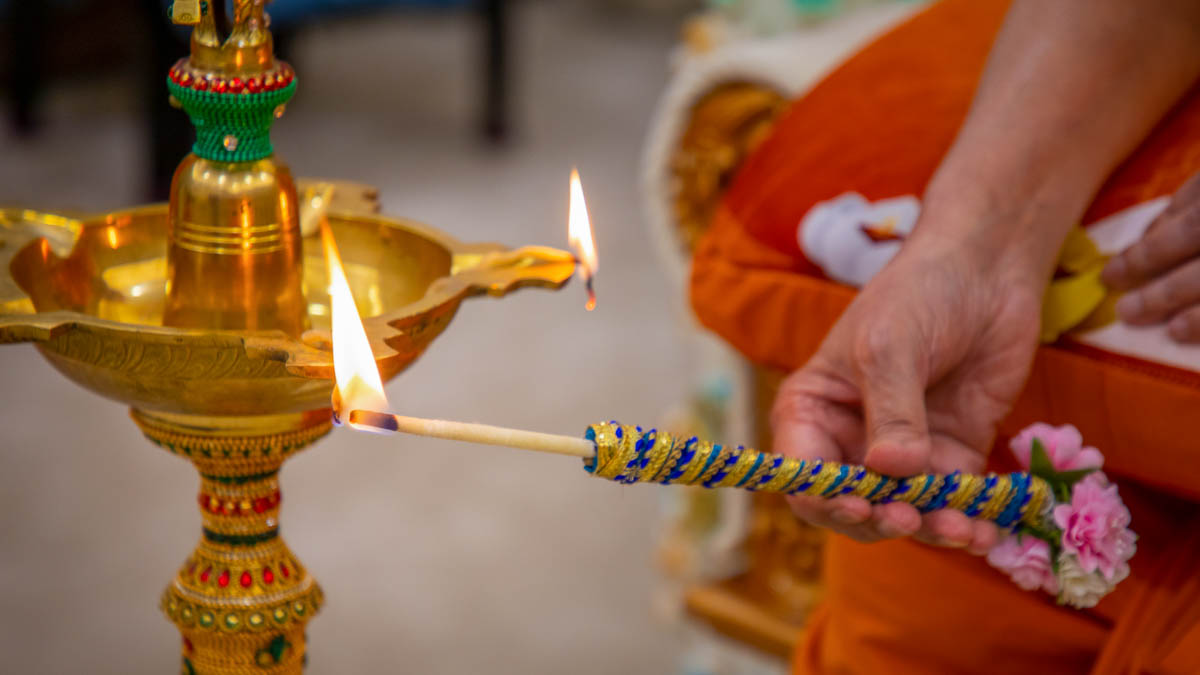 Swamishri lights the lamp