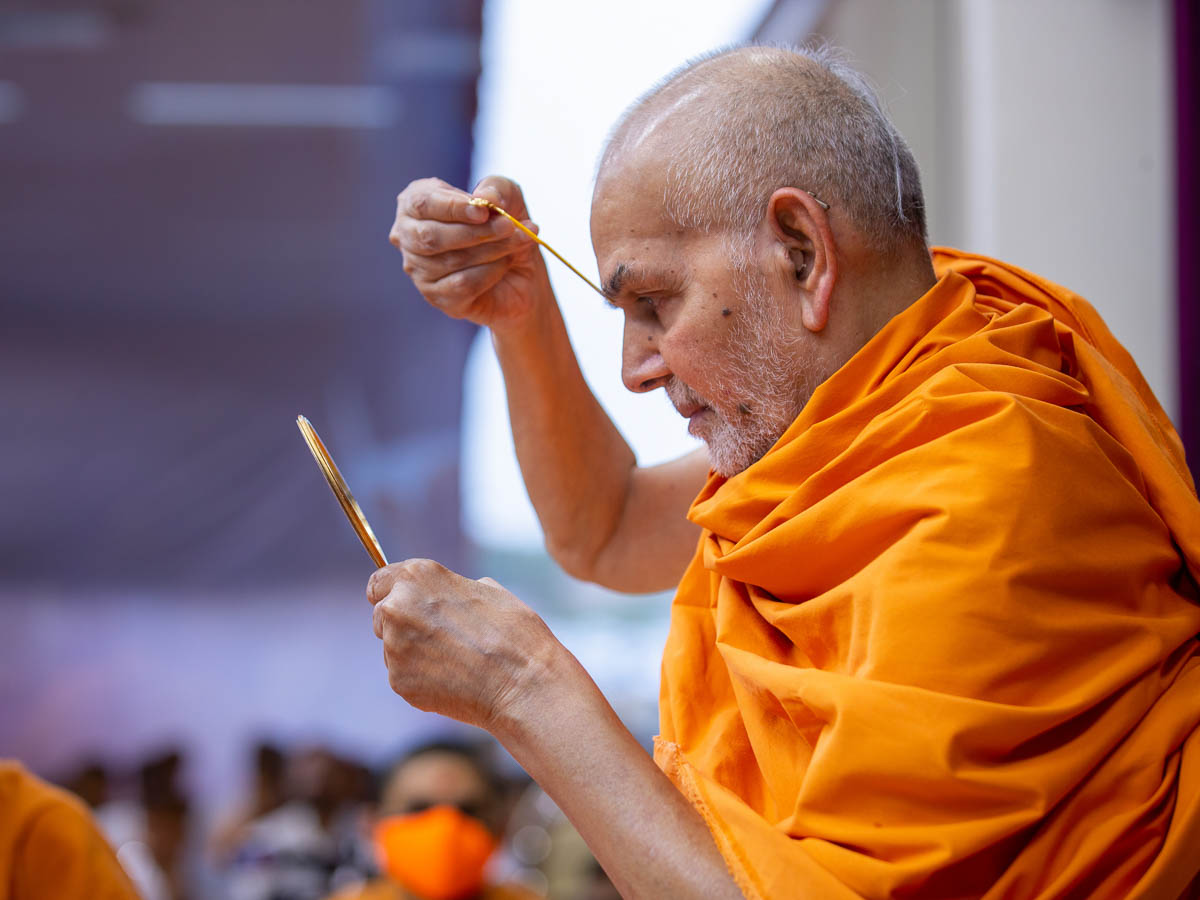 Param Pujya Mahant Swami Maharaj  applies a tilak on his forehead