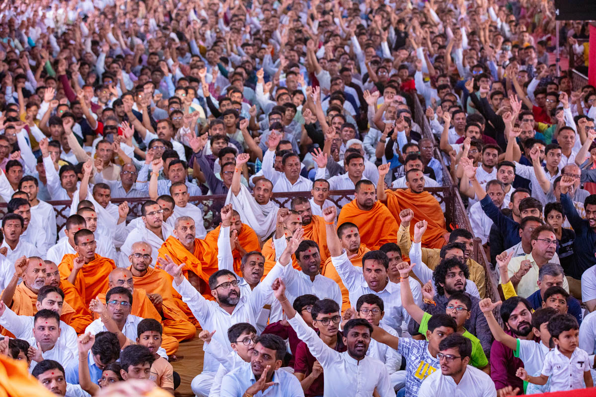Sadhus and devotees hail 'Pramukh Swami Maharaj Shatabdi Mahotsav ni jai'