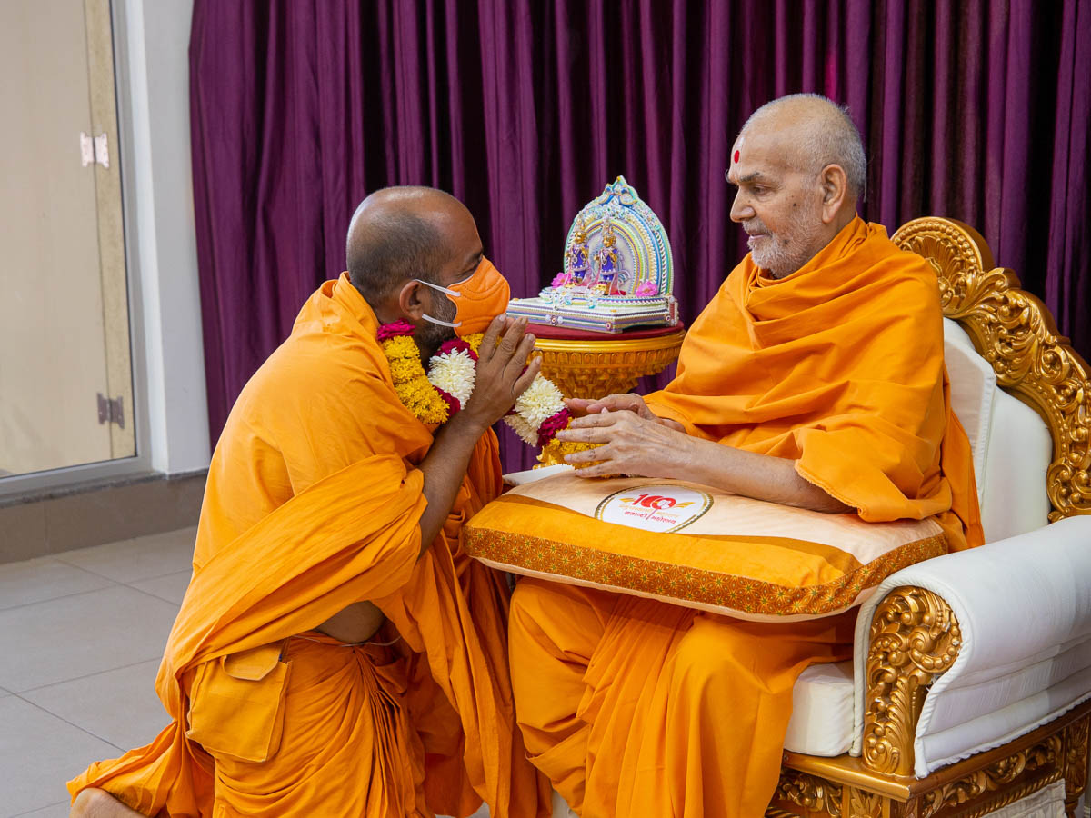 Swamishri blesses Paramnayan Swami
