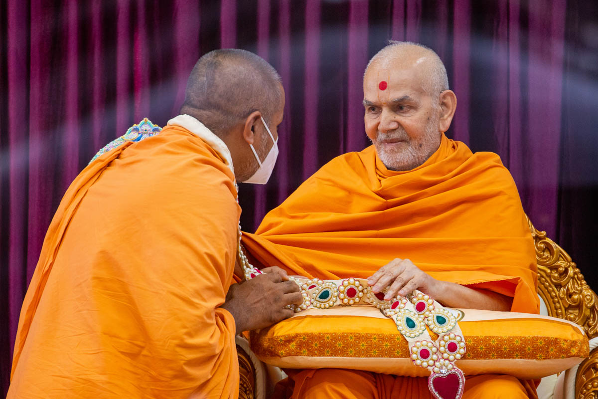 Swamishri blesses Vivekdarshan Swami