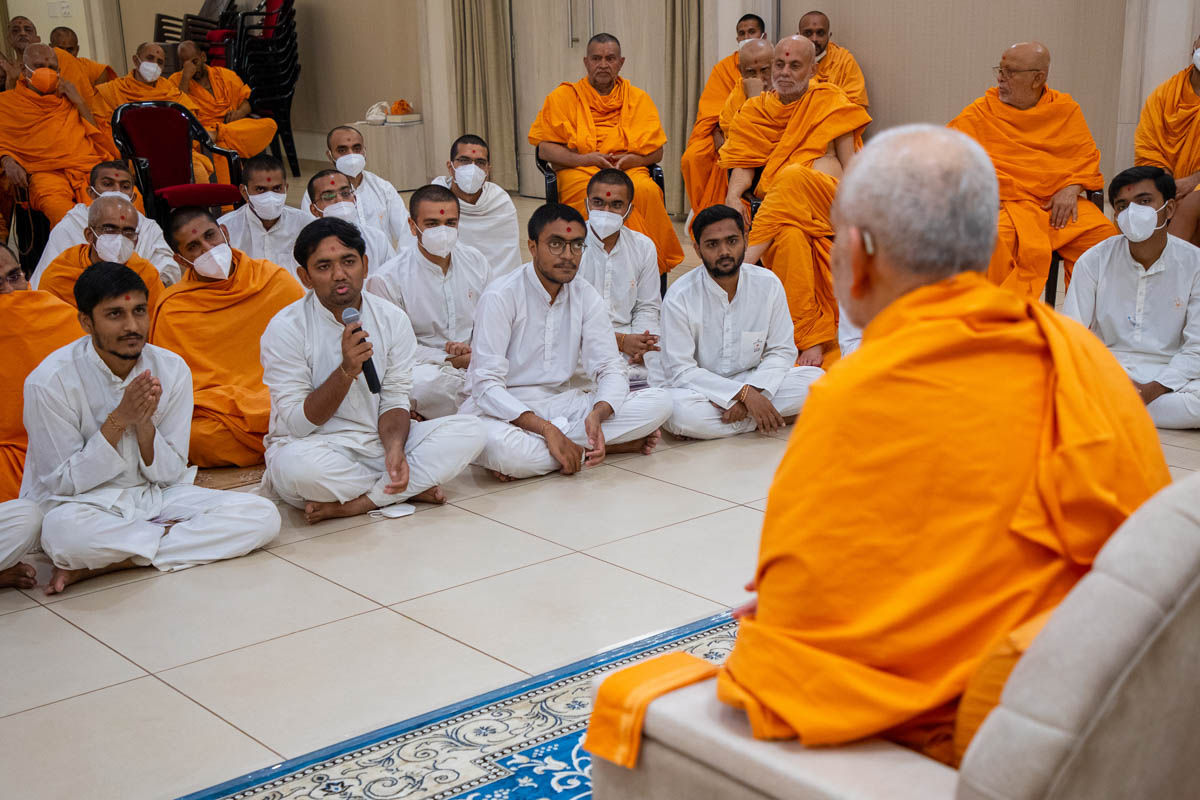 Youths in conversations with Swamishri during the assembly