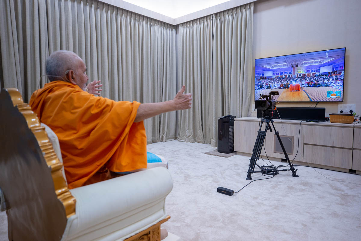 Swamishri embraces all during the PSM100 UK Bal-Balika Nagar Opening Assembly via video conference