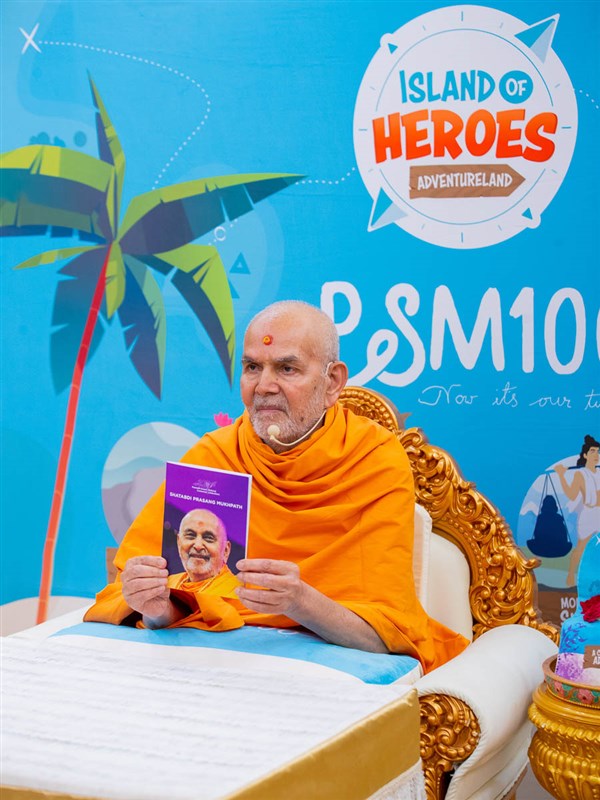 Swamishri inaugurates a book: 'Shatabdi Prasang Mukhpath'
