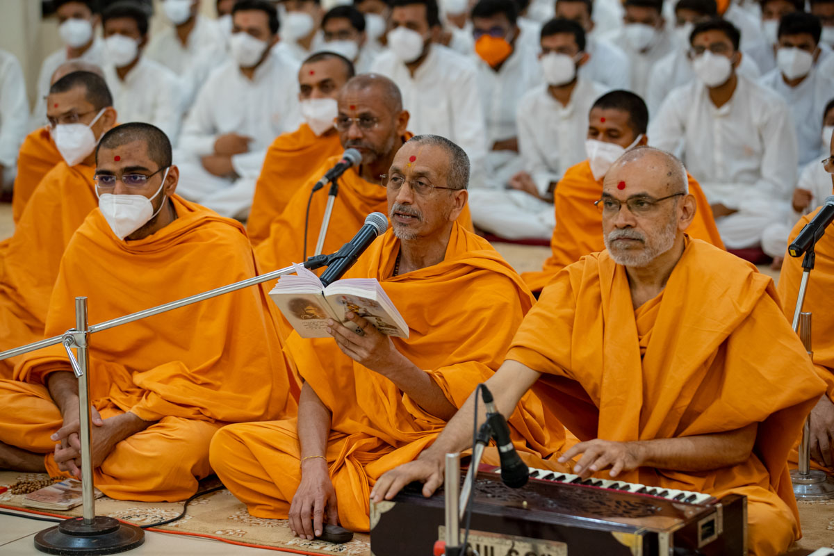 Uttamprakash Swami sings a kirtan in Swamishri's daily puja