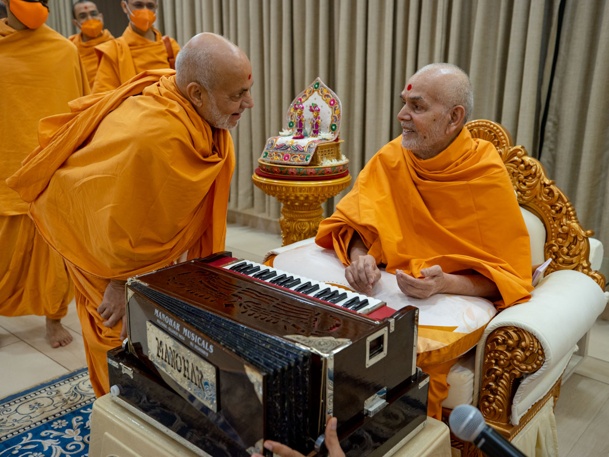 Swamishri in conversation with Pujya Viveksagar Swami