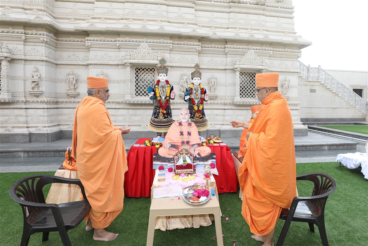 Mahamahopadhyay Bhadreshdas Swami and Yogvivekdas Swami initiated the ceremony for an auspicious start to the ‘BAPS Swaminarayan Research Institute’ 
