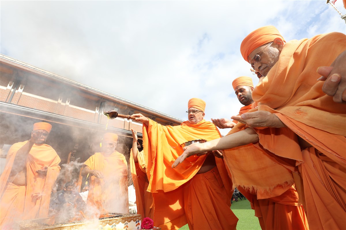 Ghee (clarified butter) was also offered into the sacred fire, using a traditional wooden yagna ladle