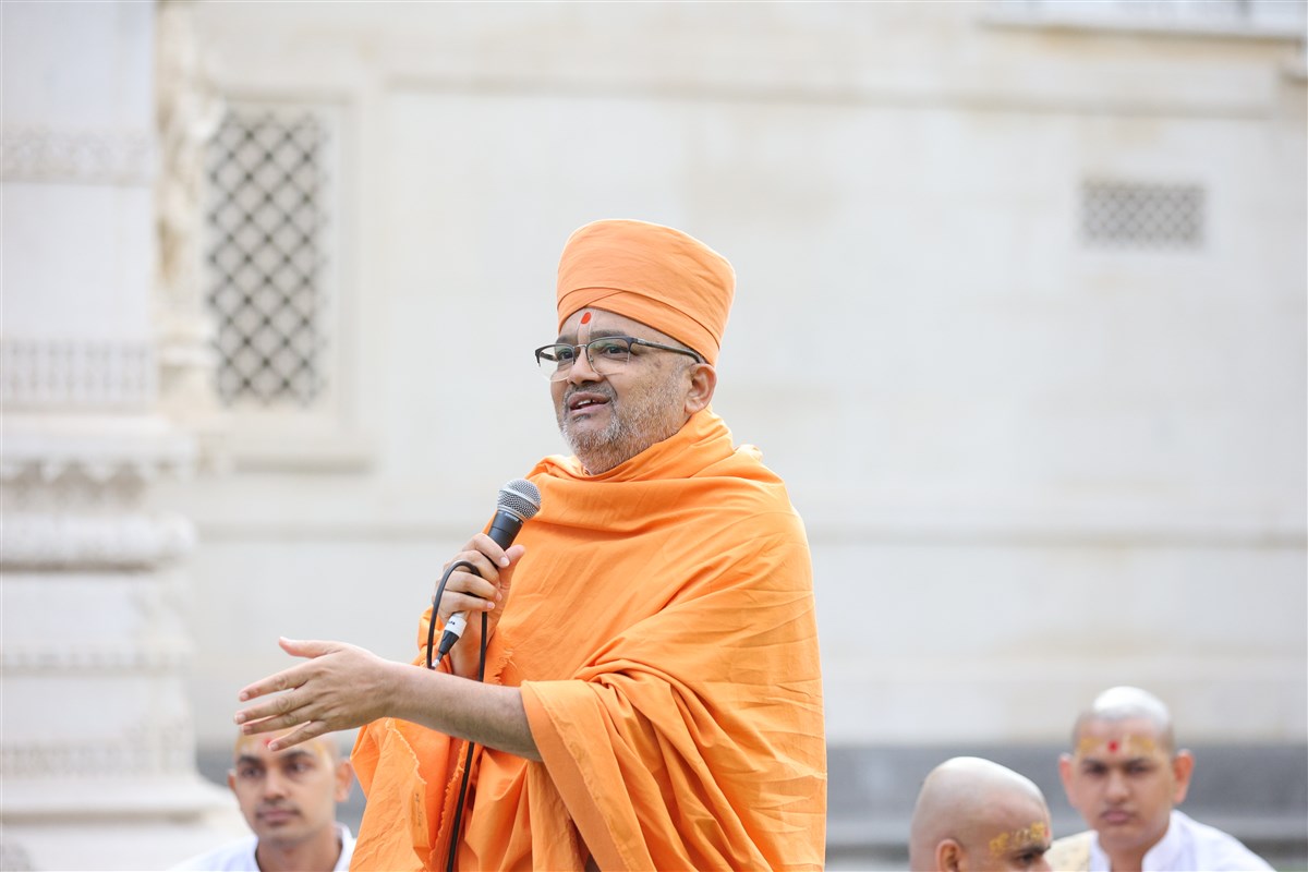 Bhadreshdas Swami explained the history and significance of the homātmak pāth (offering based on the chanting of the Satsang Diksha verses)