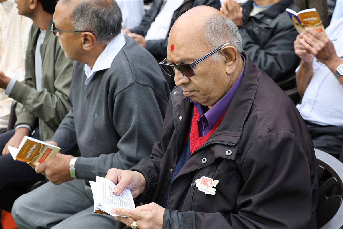 Devotees followed the chanting of the verses from the Satsang Diksha