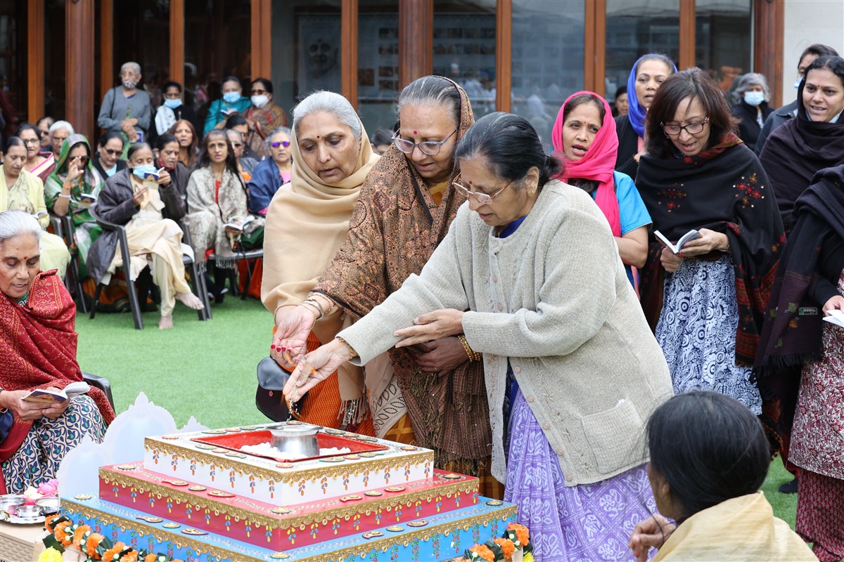 Devotees performed the homa while verses from the Satsang Diksha were chanted