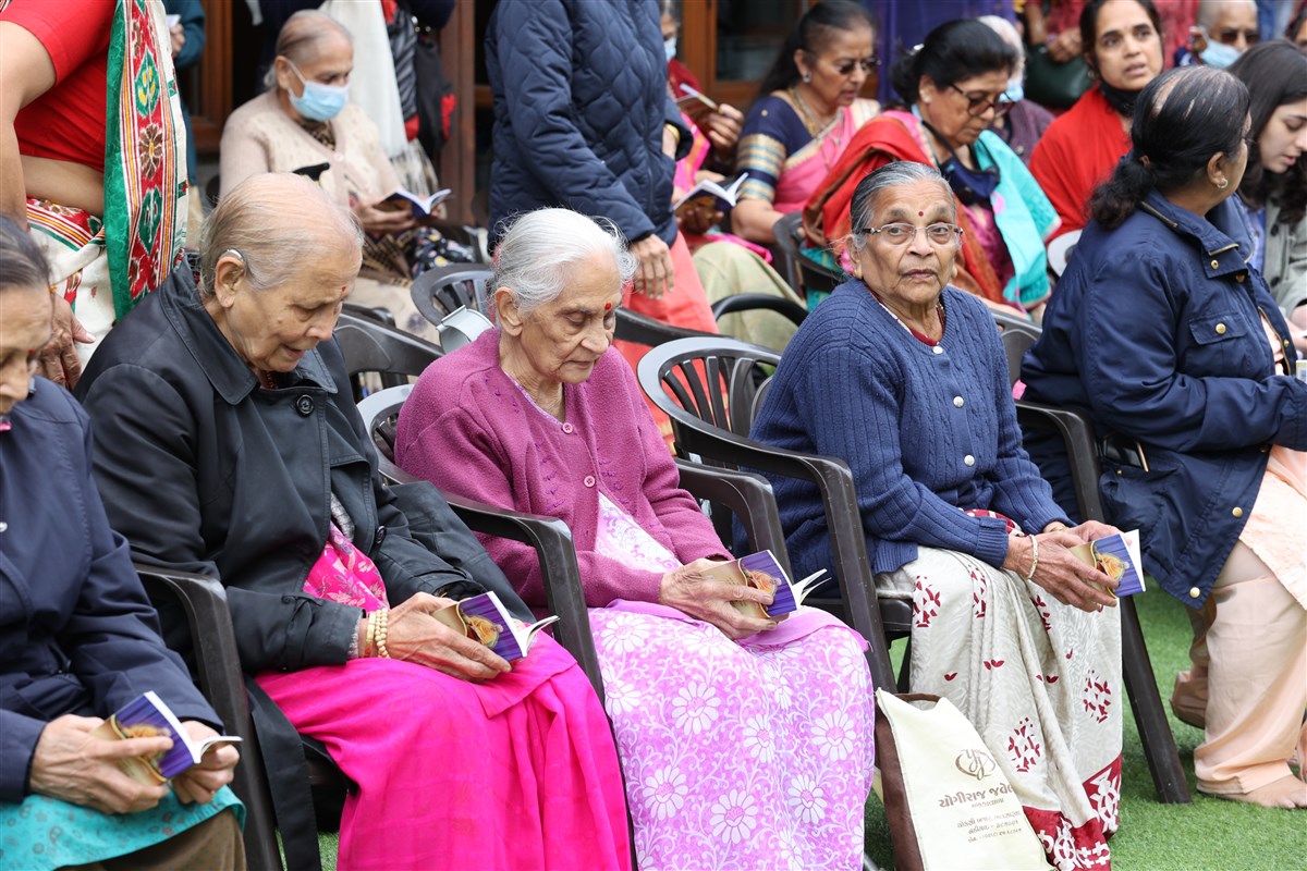 Devotees followed the chanting of the verses from the Satsang Diksha