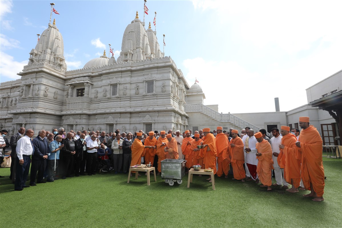Swamis and devotees concluded the ceremony with an additional offering based on a recital of the Sahajanand Namavali