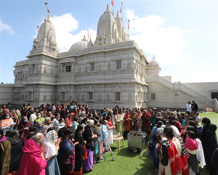 Devotees concluded the ceremony with an additional offering based on a recital of the Sahajanand Namavali