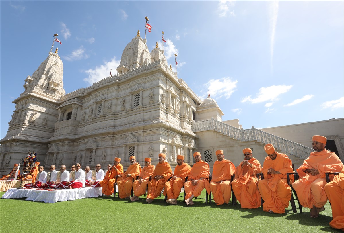 Bhadreshdas Swami concluded the day's proceedings with prayers for the new ‘BAPS Swaminarayan Research Institute’ 