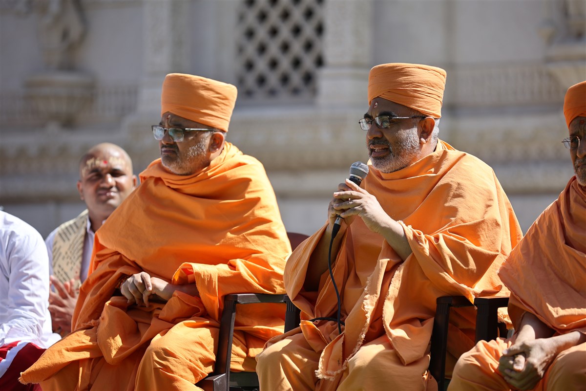 Yogvivekdas Swami thanked everyone for attending the auspicious inauguration ceremony