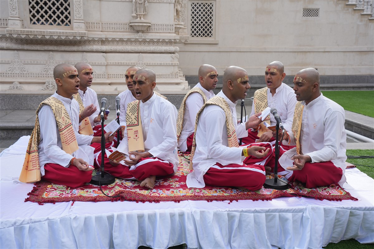 Youths led the chanting of the Satsang Diksha verses in Sanskrit