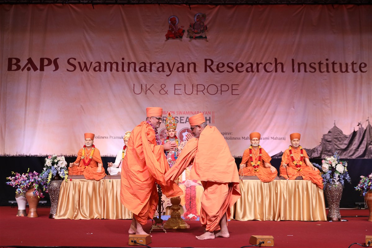 Yogvivekdas Swami, head of the London Mandir, honoured Bhadreshdas Swami with a garland
