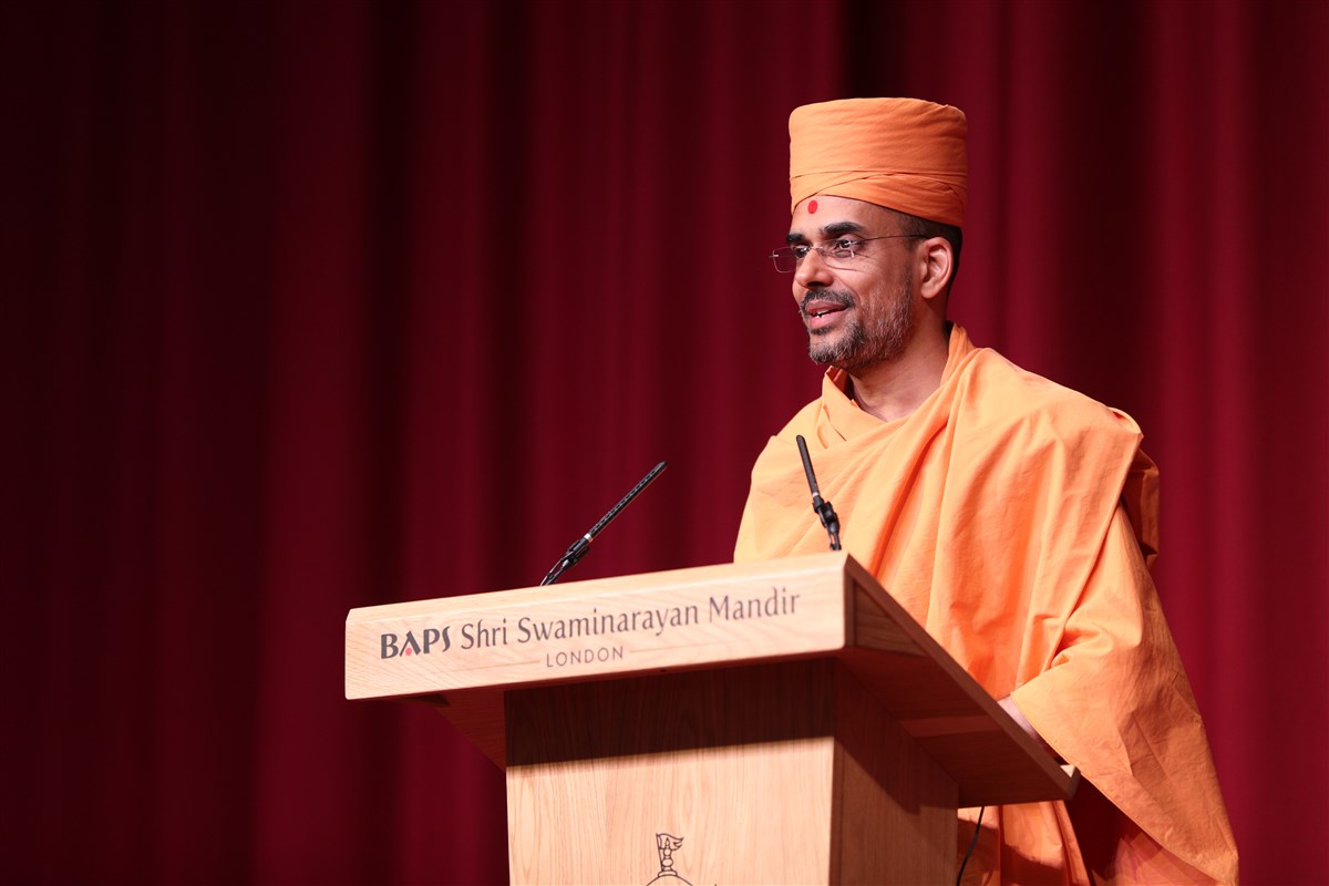 Paramtattvadas Swami introduced the stage guests for the assembly