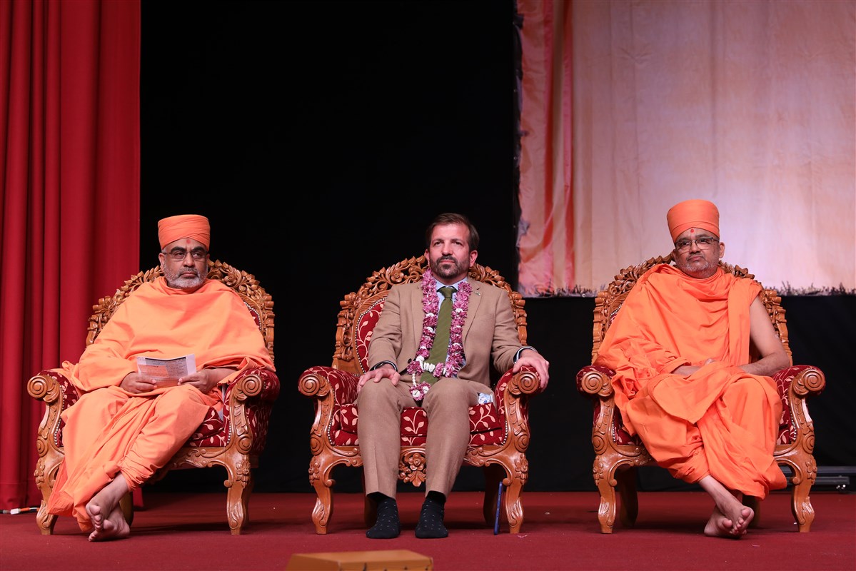 Stage guests from left to right: Yogvivekdas Swami, Professor James Hegarty, Mahamahopadhyay Bhadreshdas Swami
