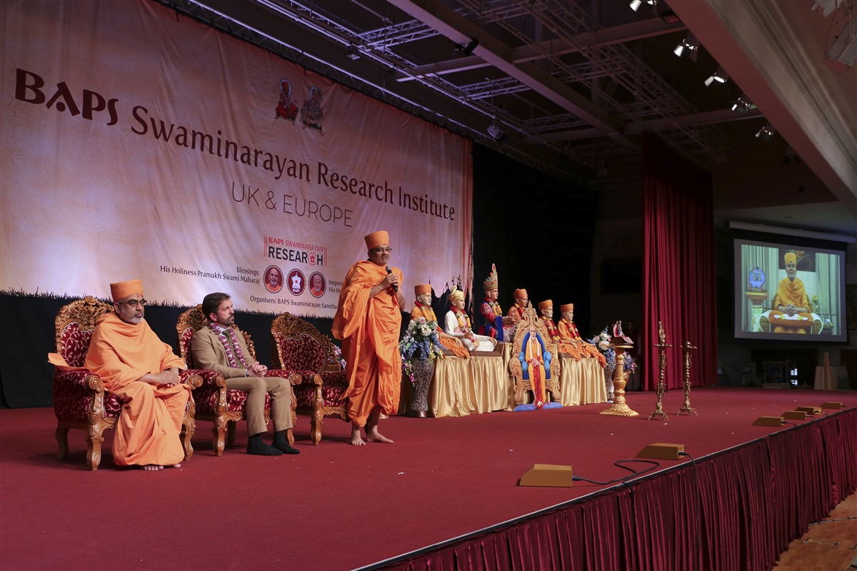 Bhadreshdas Swami warmly welcomed Mahant Swami Maharaj to the inauguration assembly