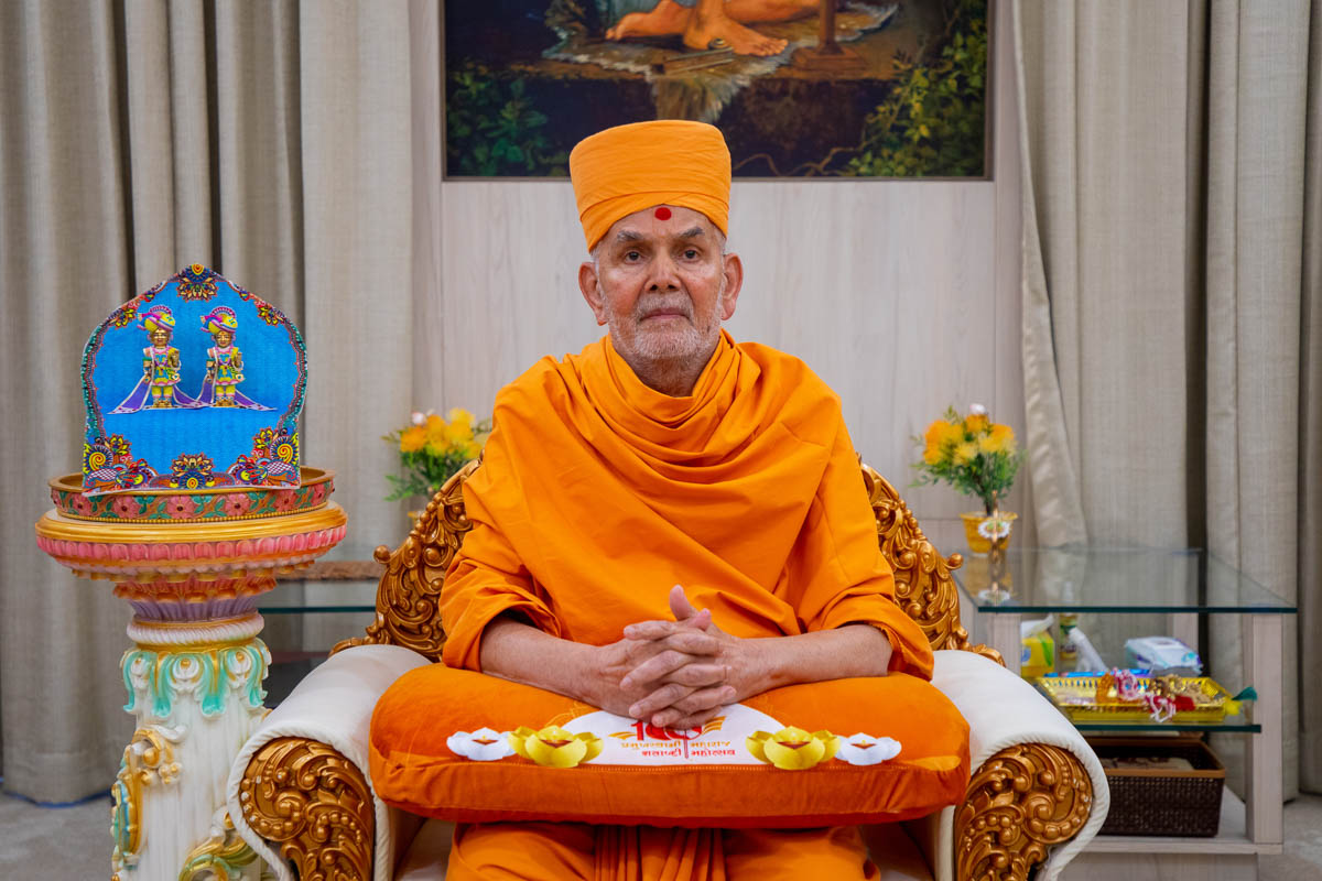 His Holiness Mahant Swami Maharaj joined the assembly via video link live from Kanad, near Surat, India