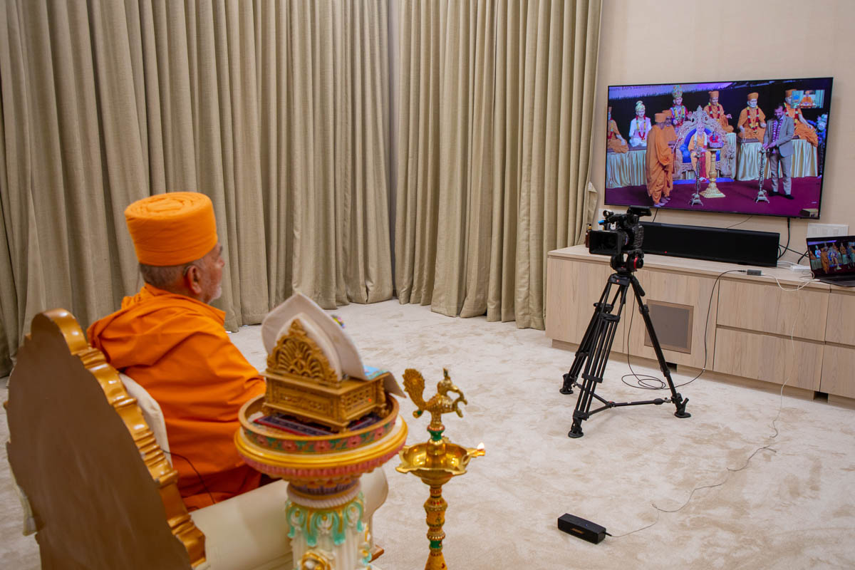 Mahant Swami Maharaj observed the deep pragatya in London from India