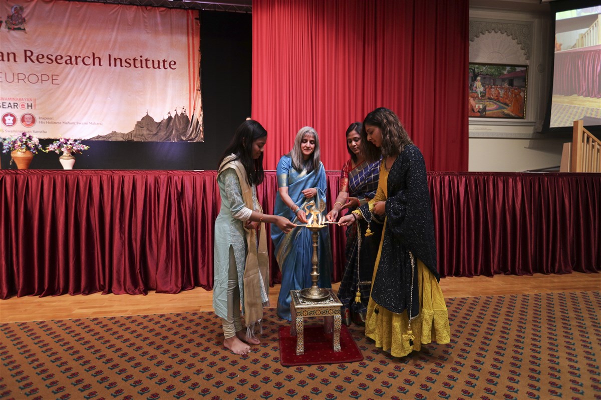 Joining in lighting the lamps were representative devotees of various ages who had memorised the Satsang Diksha
