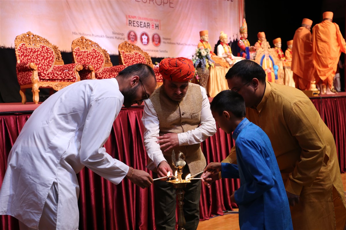 Joining in lighting the lamps were representative devotees of various ages who had memorised the Satsang Diksha