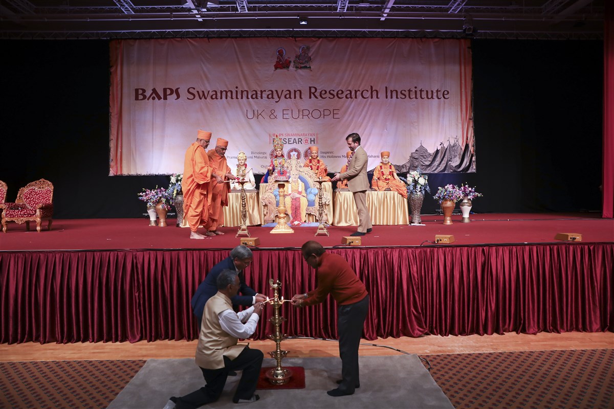 Trustees and senior devotees also joined in the deep pragatya to auspiciously inaugurate the new research institute