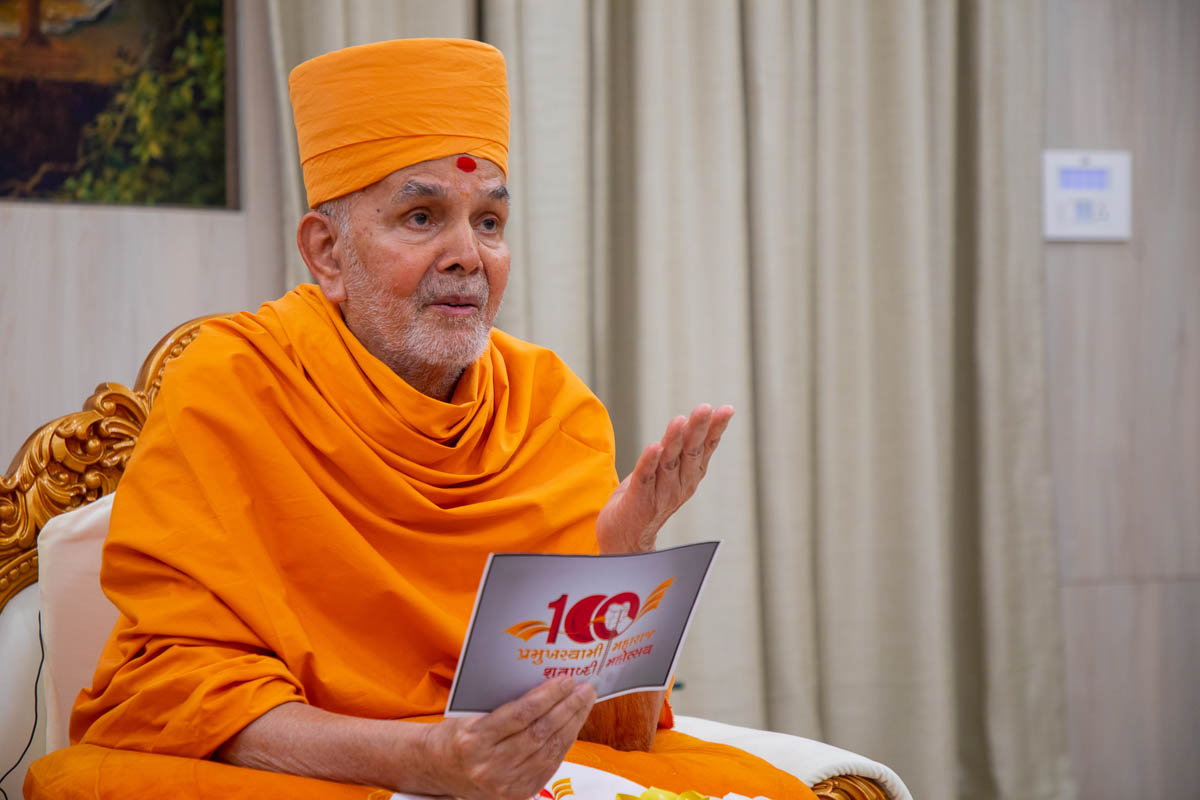 Mahant Swami Maharaj blessed the assembly recalling the vision of his guru Yogiji Maharaj, where youths all over the world would be learning and discoursing in Sanskrit