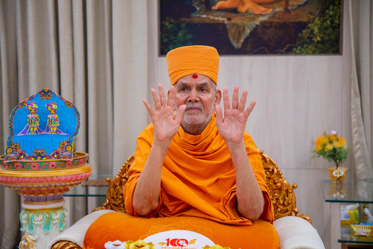 Mahant Swami Maharaj blessed everyone in the audience, including representatives from various Hindu organisations who had gathered to celebrate the historic inauguration