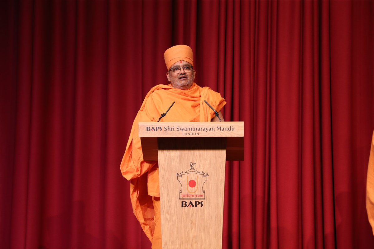 Bhadreshdas Swami then delivered the ‘first lecture of the Institute’ by reinforcing Mahant Swami Maharaj’s messages of global harmony, public service and academic excellence