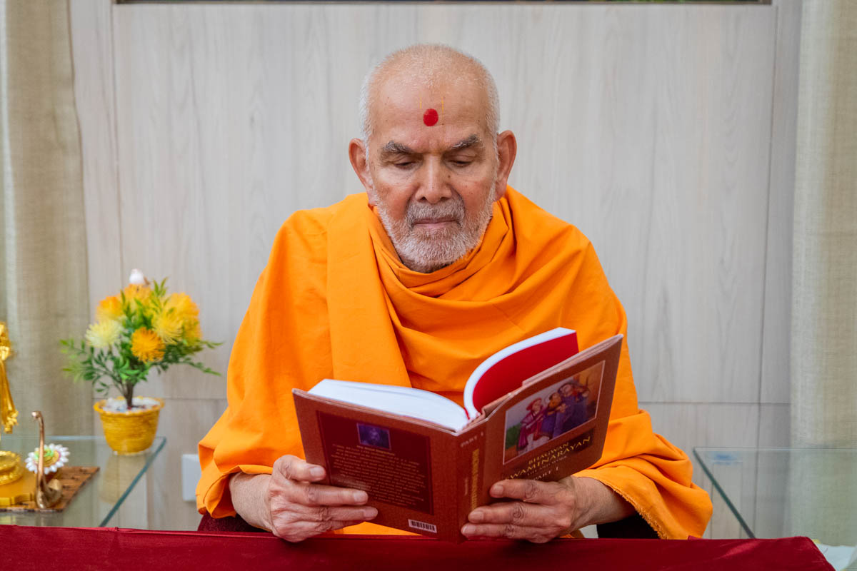 Swamishri reads the biography of Bhagwan Swaminarayan