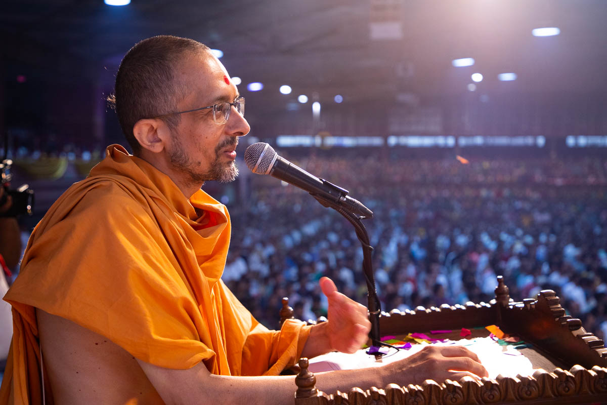 Priyaswarup Swami addresses the welcome assembly