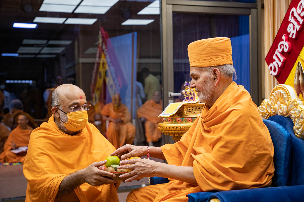 Swamishri sanctifies fruits