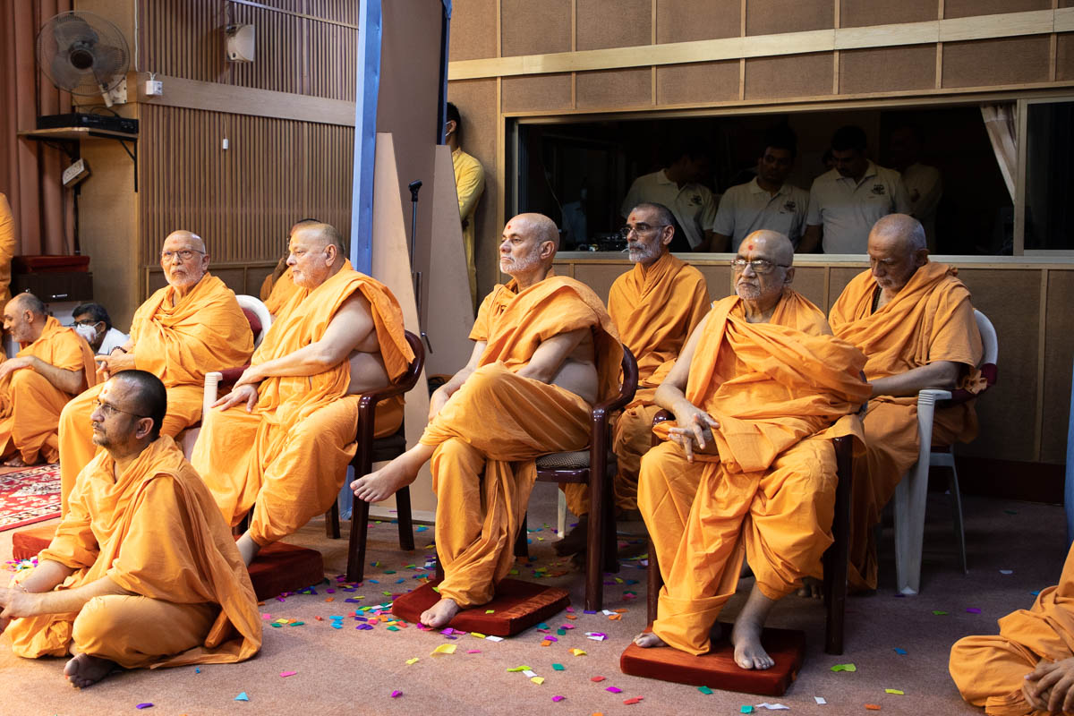 Senior sadhus and sadhus doing darshan of Swamishri