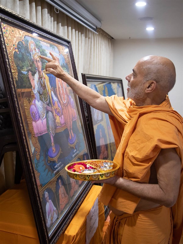 Pujya Viveksagar Swami performs pujan of murtis