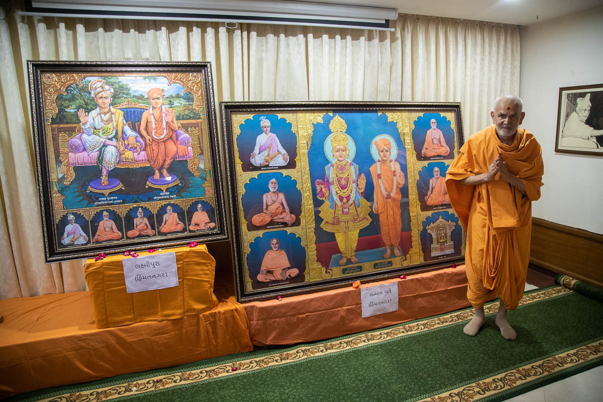 Swamishri with murtis