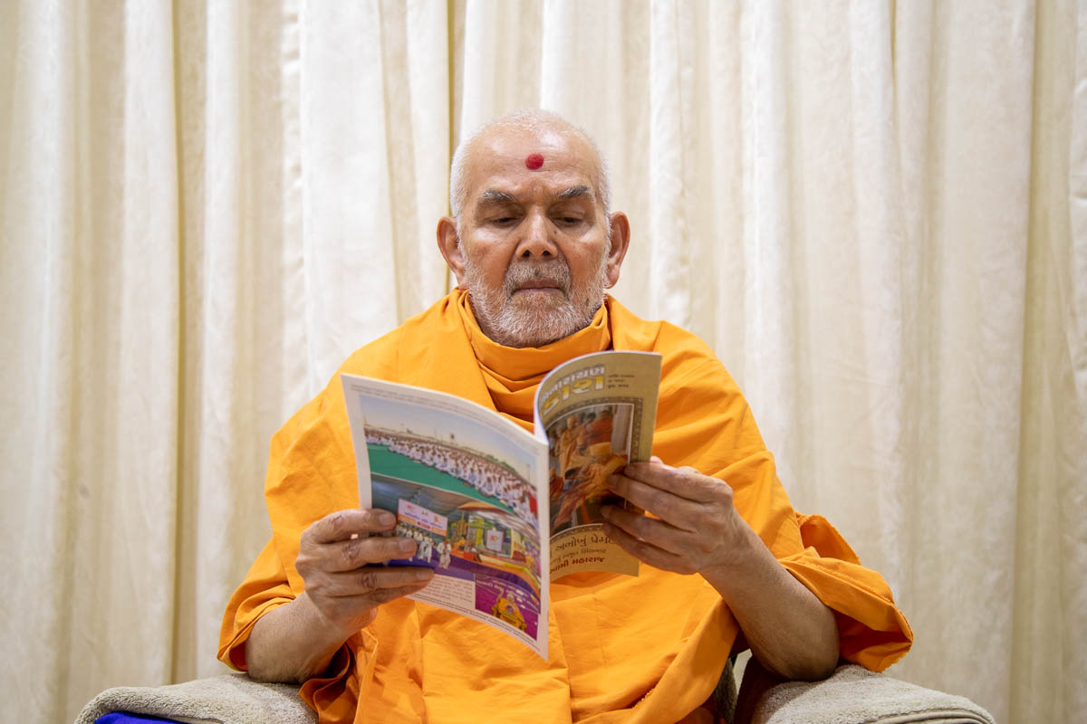 Swamishri reads the latest Gujarati issue of 'Swaminarayan Prakash'