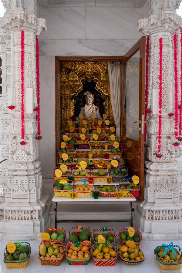 Annakut of mangoes offered to Brahmaswarup Bhagatji Maharaj